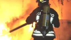 Incendio distrugge due fabbricati
