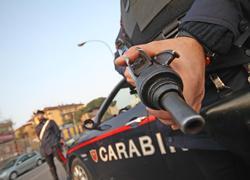 Scappa all’alt e abbandona la cocaina nell’auto, fermato 