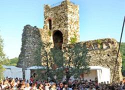 Audioguide multilingua per i turisti a Serravalle 