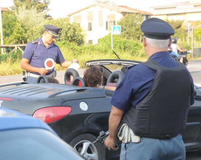 Ladri inseguiti nella notte La polizia sequestra auto rubata 