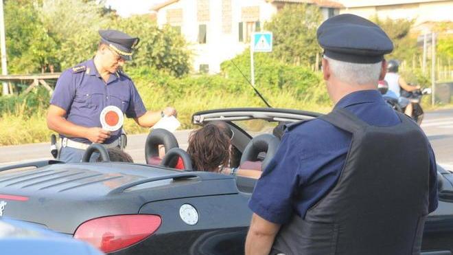 Ladri inseguiti nella notte La polizia sequestra auto rubata