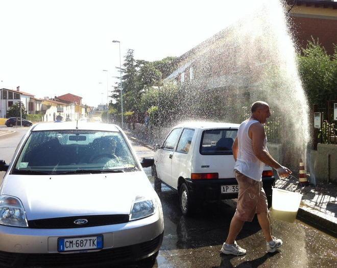 La perdita d’acqua si trasforma in un autolavaggio estemporaneo 