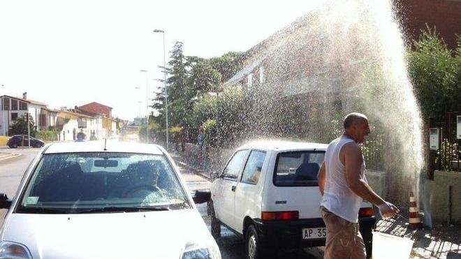 La perdita d’acqua si trasforma in un autolavaggio estemporaneo