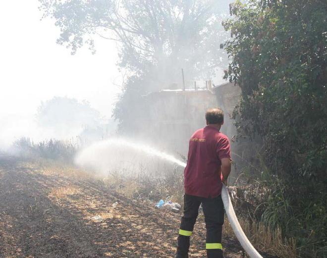 Fiamme in via del Pozzo a Paperino Brucia un deposito di ciclomotori 