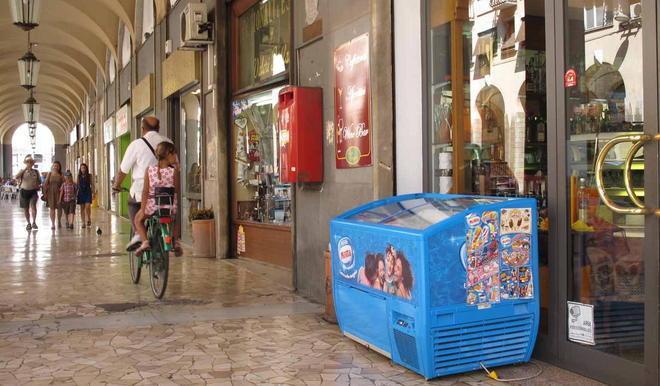 Via Grande: regole nuove per bar, pizzerie e negozi 