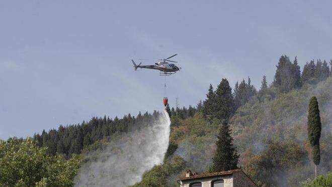 Incendio minaccia le abitazioni
