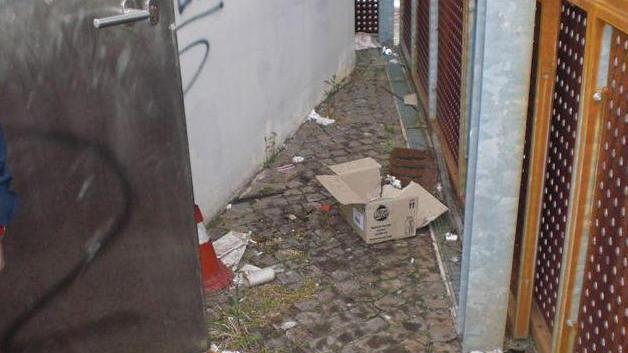 Il degrado è padrone dei bagni pubblici a Navacchio