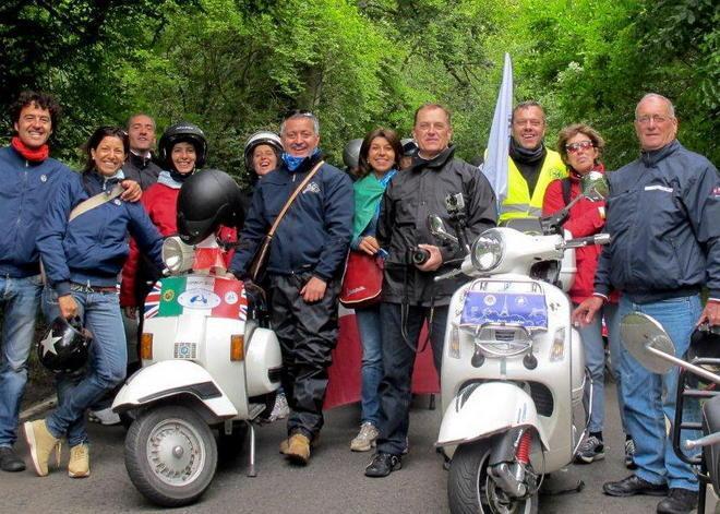 Sei pisani in Vespa fino a Londra 