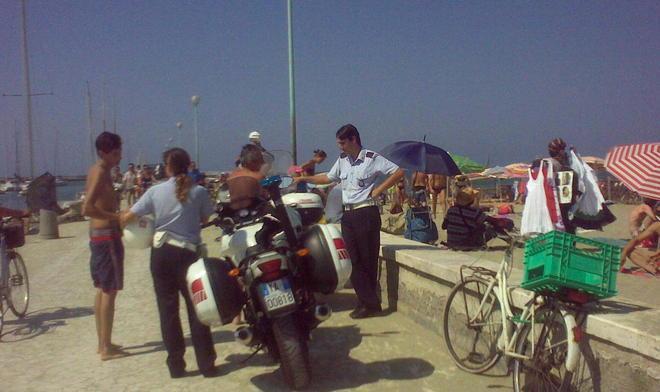 Importuna i bagnanti, acciuffato in mare dai vigili