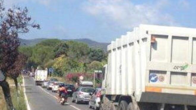 Lunga fila per prendere il traghetto