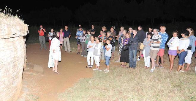Baratti, visita in notturna tra le tombe etrusche 