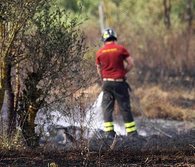 Incendio lambisce le case Domato con l’elicottero