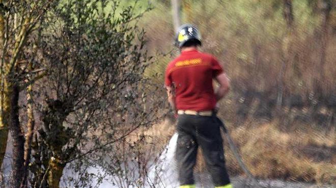 Incendio lambisce le case Domato con l’elicottero