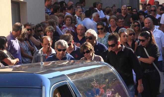 Una folla in lacrime per l’addio a Michela Rosi