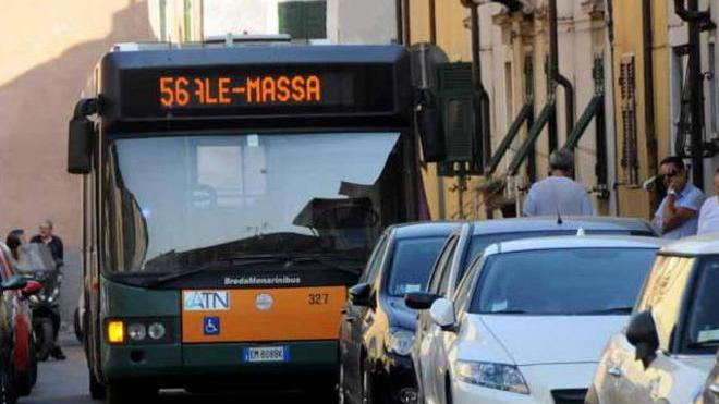 Bus bloccato: il corteo funebre parte in ritardo