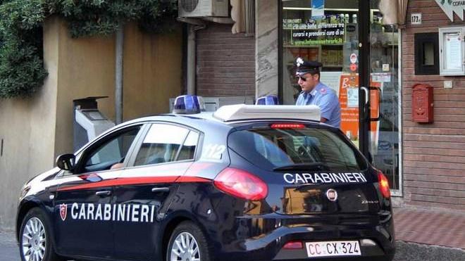 Pistola in pugno, rapina una farmacia