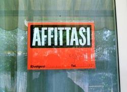 Affitta la casa alle amiche con l’amante per pagare il mutuo 