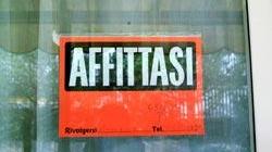 Affitta la casa alle amiche con l’amante per pagare il mutuo