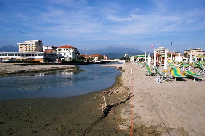 Acqua salata nel fiume a causa della siccità: morìa di pesci nella Fossa dell’Abate 