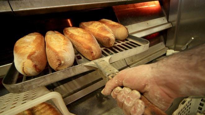 Non ha i soldi, chiede il pane, il fornaio glielo regala