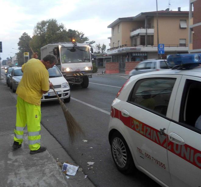 Vigili ancora in azione per la pulizia delle strade