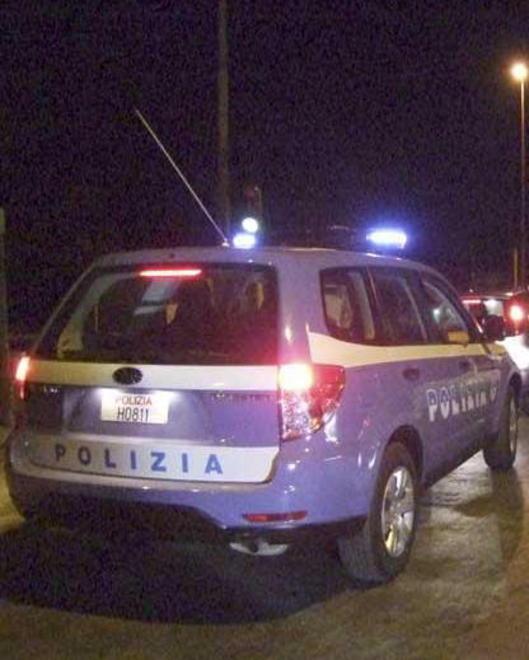Politico minacciato con una mazza 