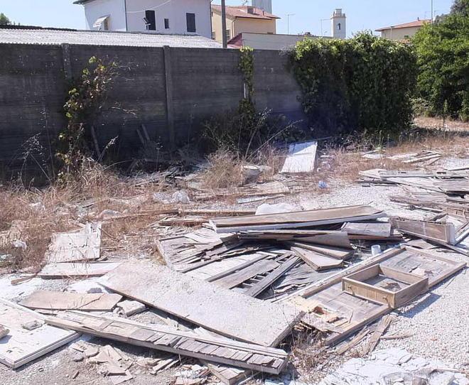 Marina, a spasso in mezzo ai rifiuti 