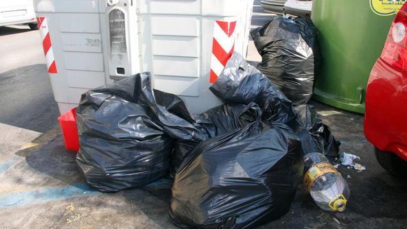 Bidoni pieni e discarica a Bussoladomani