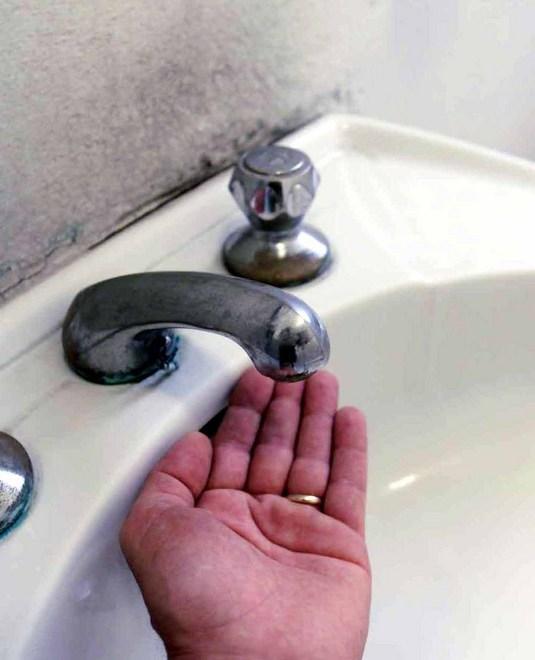 Chiusi per pranzo e niente caffé, odissea dei locali senz’acqua 