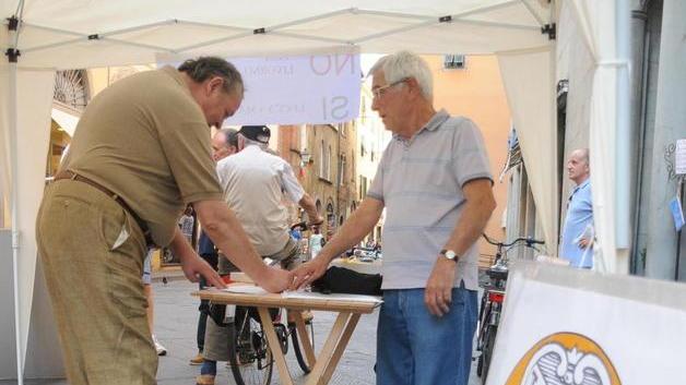 Raccolta di firme contro l’area vasta