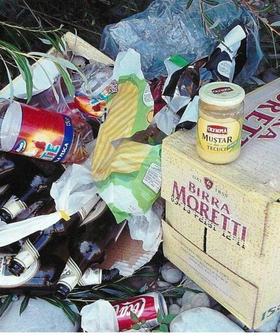 Discarica a cielo aperto all’inizio del parco fluviale 