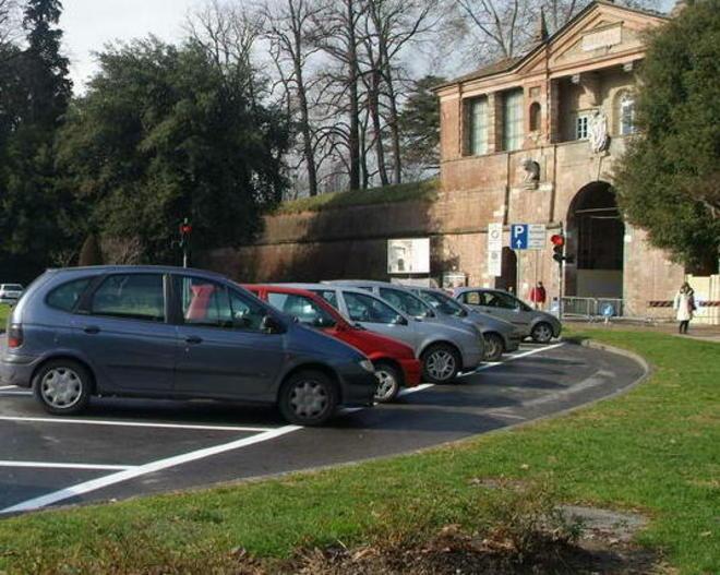 Grave una ragazzina precipitata dalle Mura 