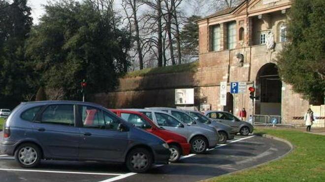 Grave una ragazzina precipitata dalle Mura