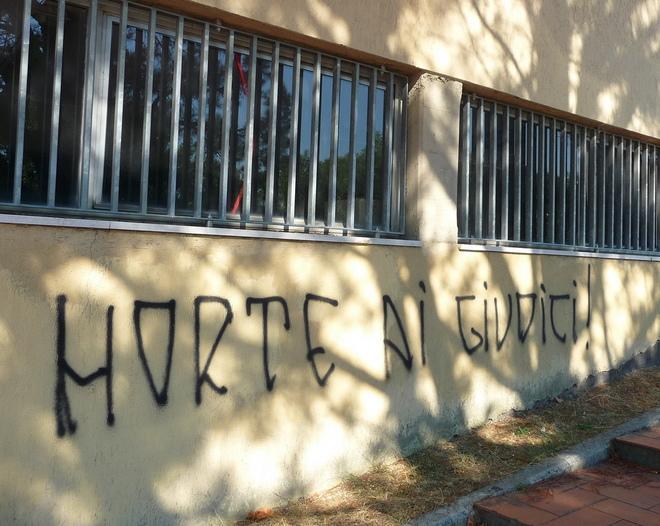 Scritte contro i magistrati sul municipio di Capannori 