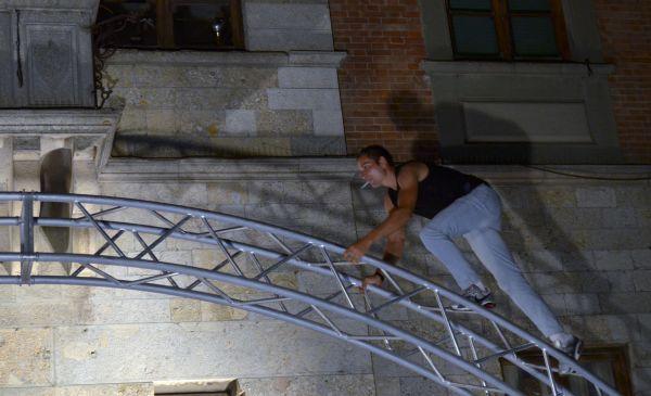 Si arrampica sul palco di uno spettacolo per scommessa 