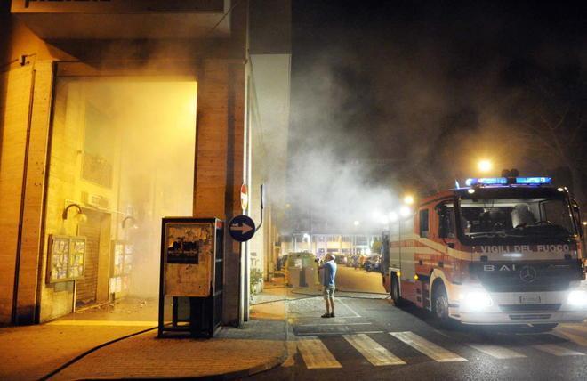 Edicola distrutta di notte dalle fiamme 