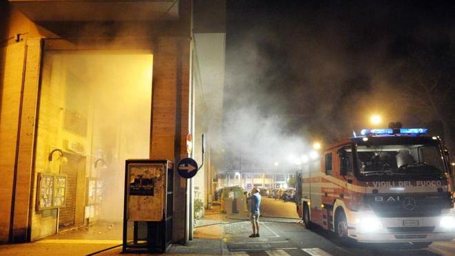 Edicola distrutta di notte dalle fiamme