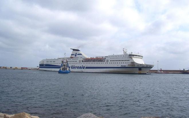 Ore in viaggio con la clavicola lussata, nessun antidolorifico sulla Tirrenia 