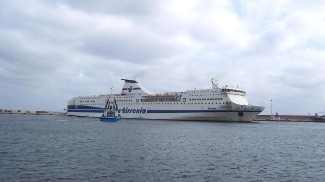 Ore in viaggio con la clavicola lussata, nessun antidolorifico sulla Tirrenia