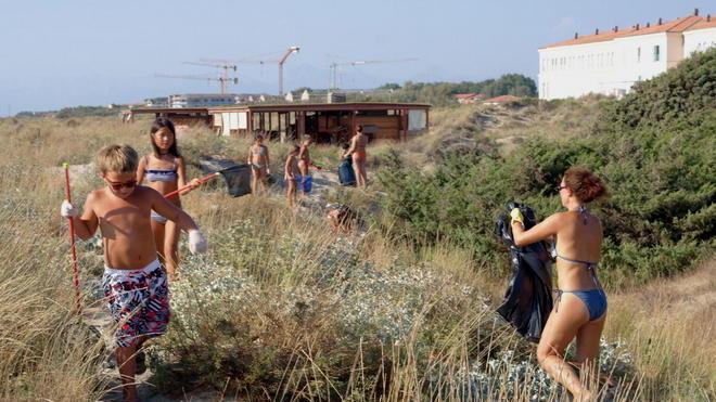 I bambini puliscono la spiaggia del “rave”