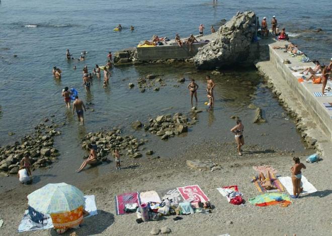 Si sente male sulla spiaggia due ore per soccorrerlo