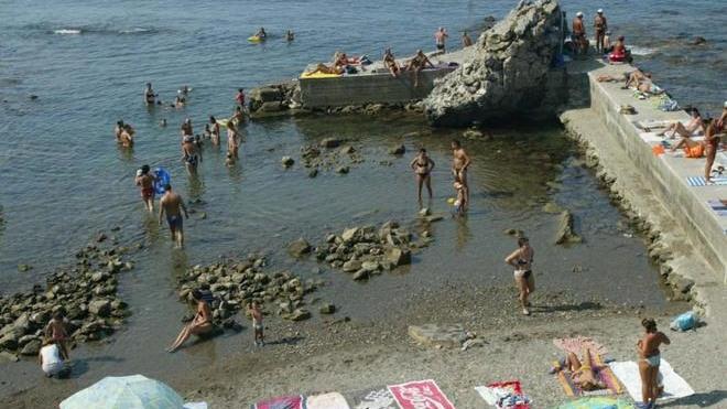 Si sente male sulla spiaggia due ore per soccorrerlo