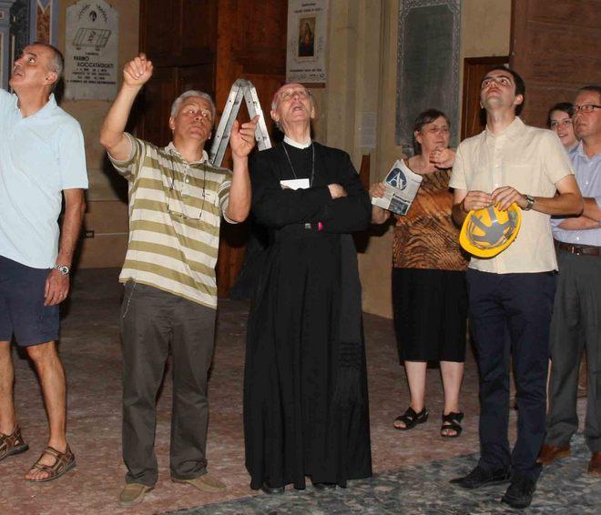 Il vescovo visita la chiesa martoriata dal terremoto 