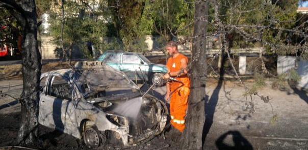 Auto in sosta distrutta dalle fiamme
