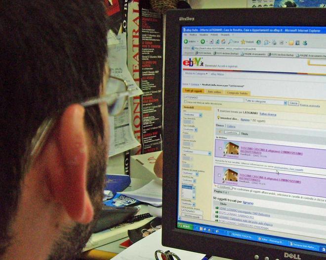 Truffe via web. Si fingono amici e chiedono soldi 