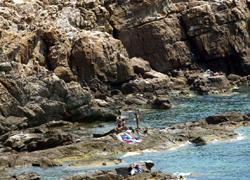 Cade sugli scogli e sbatte la testa, ferita una ragazzina di 13 anni 