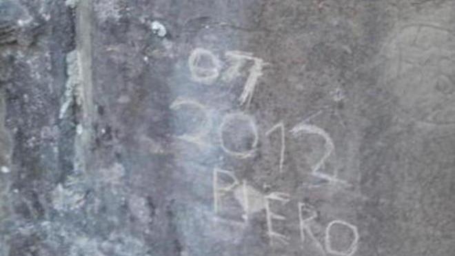 Vandalo deturpa i graffiti sulla roccia al Balzo delle Cialde vicino Limano