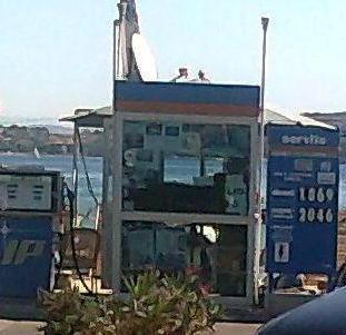 Benzina, è record sfiora i 2 euro al litro Occhio agli sconti 