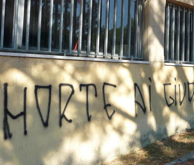 Sul municipio scritte contro i giudici
