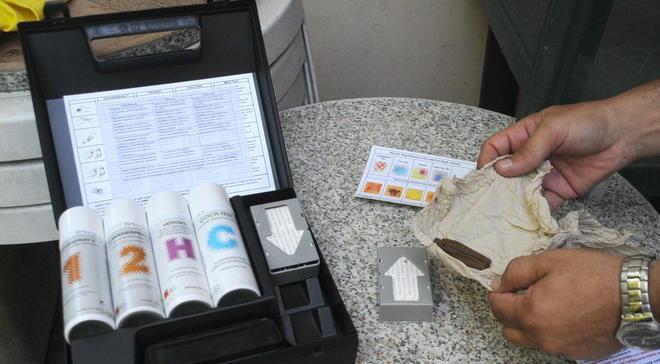 Barista trova droga nascosta in un’aiuola 
